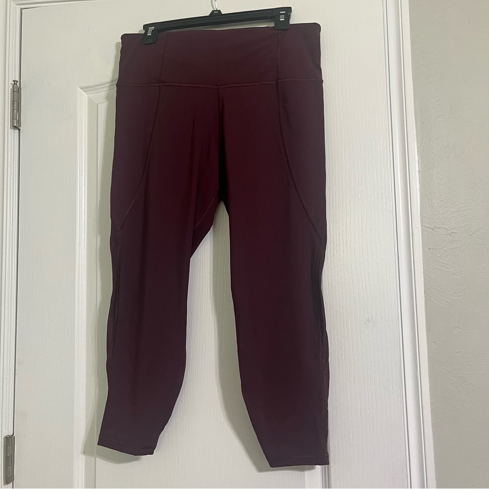 (NWOT) Athleta Women’s Cropped  Stretch Burgundy Leggings Size XL